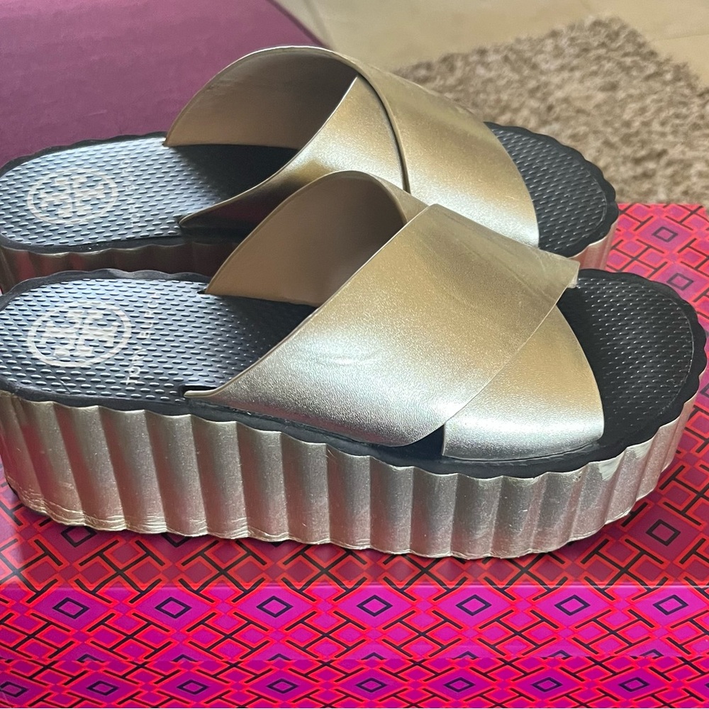TORY BURCH SCALLOPED WEDGE FLIP-FLOPS IN SPARK GOLD Size 7